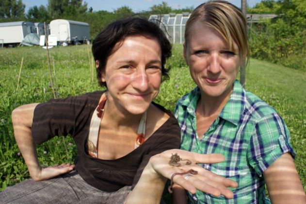 Jun.-Prof. Dr. Anke Hildebrandt (l.) und Dr. Christine Fischer von der Uni Jena haben untersucht, welche Rolle Regenwürmer bei der natürlichen Infiltration von Niederschlagswasser spielen