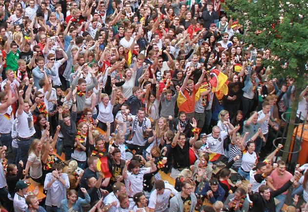 Von Alt bis Jung: Pure Emotionen der Freude beim 4:0-Sieg der deutschen Mannschaft.