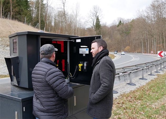 Dezernent Benjamin Koppe am ersten Einsatzort des TraffiStar im Mühltal.