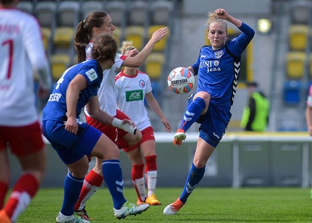 Die Jenaerin Karoline Heinze (rechts) gegen die Potsdamerin Lara Prasnikar im Bundesliga-Spiel FF USV Jena gegen 1. FFC Turbine Potsdam im Ernst-Abbe-Sportfeld.