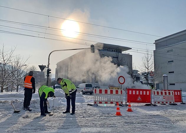 Techniker an der Fernwärmeleitung: Wegen des heißen Wassers müssen die Reparaturtrupps vorsichtig vorgehen.