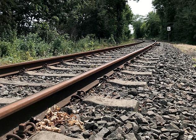 Ein 13-Jähriger wollte an einem Bahngleis in Jena-Löbstedt Strom aus einem Verteilerkasten abzapfen.