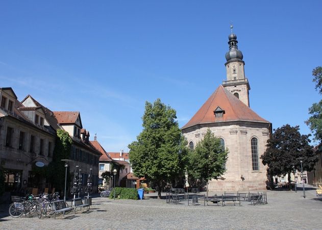Der Altstädter Kirchenplatz in Erlangen. In Jenas Partnerstadt wird in diesem Jahr die gemeinsame Feier zum Tag der deutschen Einheit stattfinden.