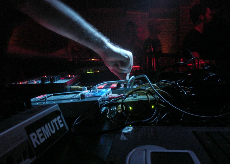 Die „Tanzdemo“ wird mit Live-Performances auf vier Lkw und verschiedenen DJs durch Jena ziehen.