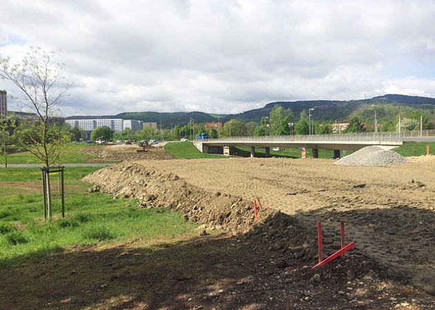 Der Bau der Behelfsbrücke in Neulobeda führt zu Sperrungen und Umleitungen.