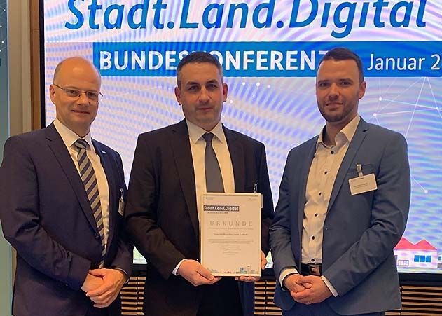 Großer Erfolg für Jena: Tobias Wolfrum (jenawohnen), Gunar Schmidt (Stadtwerke Jena Netze) und Finanzdezernent Benjamin Koppe (v.l.) nahmen den Preis gemeinsam in Berlin bei der Bundeskonferenz „Stadt.Land.Digital.“ entgegen.