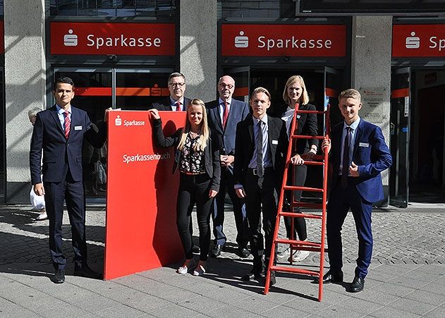 V.l.n.r.: Vorstandsmitglied Thomas Schütze, Vorstandsvorsitzender Erhard Bückemeier und Ausbildungsbeauftragte Josephine Schütze begrüßten die neuen Auszubildenden Thomas Wieczorek, Lea Ressel, Leon Millies und Vincent Meierl.