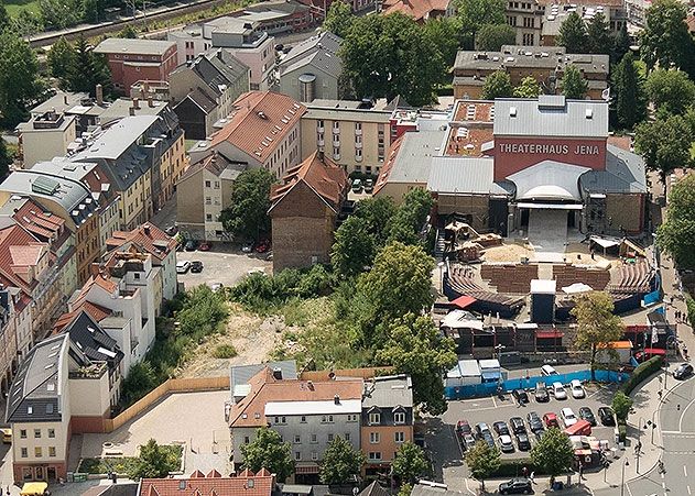 Zwischen Theaterhaus und dem Karmelitenkloster soll in Jenas Innenstadt der Neubau der Bibliothek und des Bürgerservices der Stadt Jena entstehen.