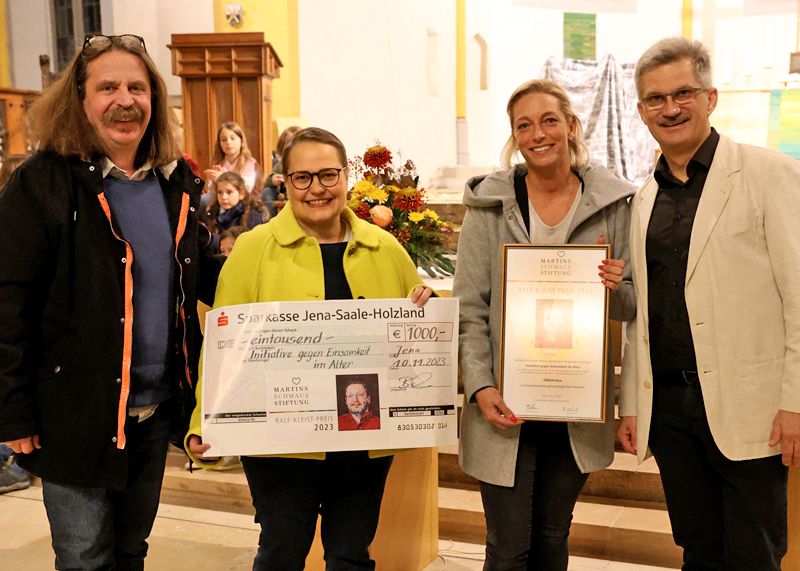 Antje David-Eckert (2.v. l.) und Katja Töteberg nahmen den Preis von Berno Kremlitschka (l.) und Volker Lissner von der Martinsschmaus-Stiftung entgegen.