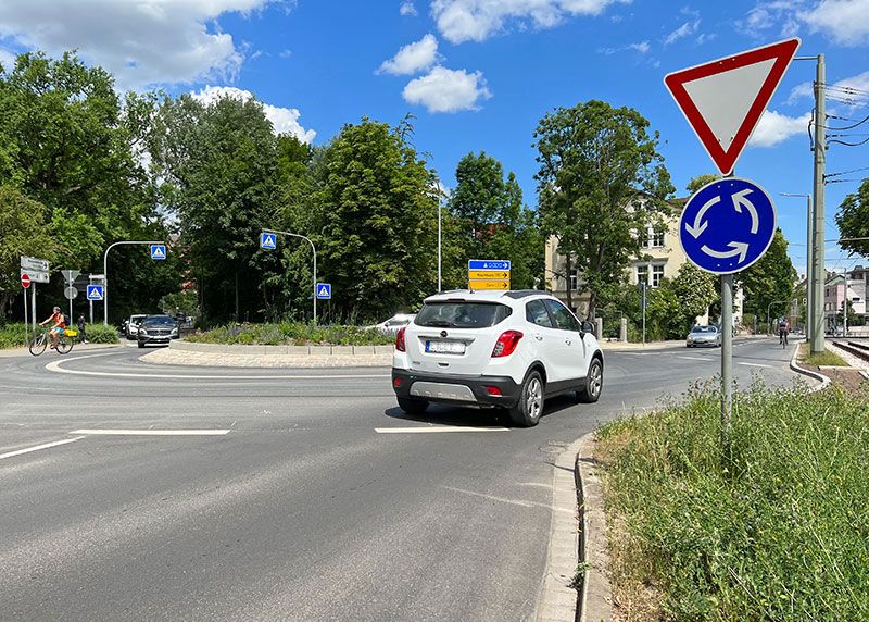 Im neuen Glanz: Der Verkehrskreisel zwischen Vor dem Neutor und der Kahlaischen Straße.