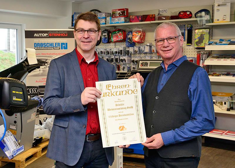 Matthias Dröschler (l.) bekam zum Jubiläum die Ehrenurkunde durch Uwe Lübbert (Geschäftsführer Kreishandwerkerschaft Jena/Saale-Holzland-Kreis) überreicht.