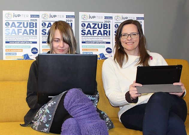 Ausbildungsbetriebe von der Couch aus kennenlernen - Projektleiterin Daniela Drilltzsch (rechts) und Schülerin Sarah (links) erwarten eine kurzweilige virtuelle Reise durch Jenas Unternehmenslandschaft.