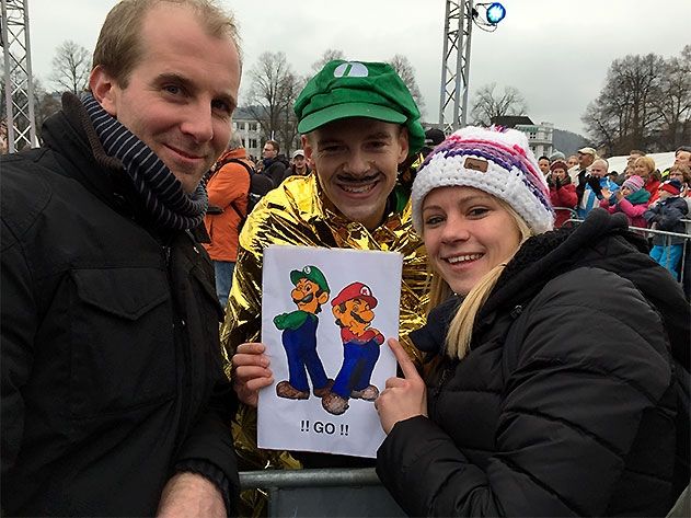 Hagen Brosius alias „Luigi“ (Mitte) gewinnt das härteste Rennen Europas. Große Freude auch bei den mitgereisten Fans Martin Schiewe (re.) und  Schwester sowie Jenaer Fußball-Bundesligaprofi Laura Brosius.