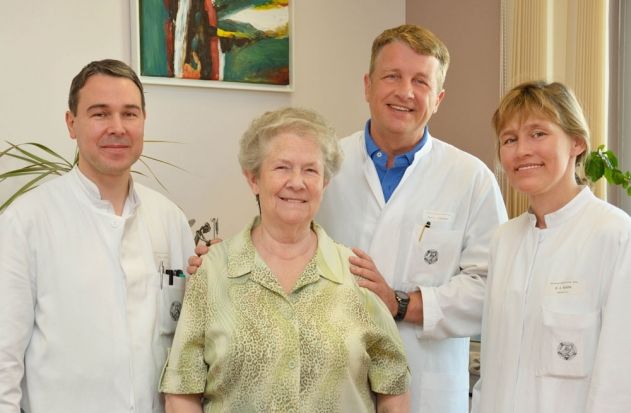 UKJ-Patientin Gerda Fischer war bereits am ersten Tag nach der Operation wieder auf den Beinen. Über ihre Genesungsfortschritte freuen sich Oberarzt PD Dr. Hermann Kißler (l.) Prof. Dr. Utz Settmacher und die leitende Oberärztin Dr. Astrid Bauschke (rechts).