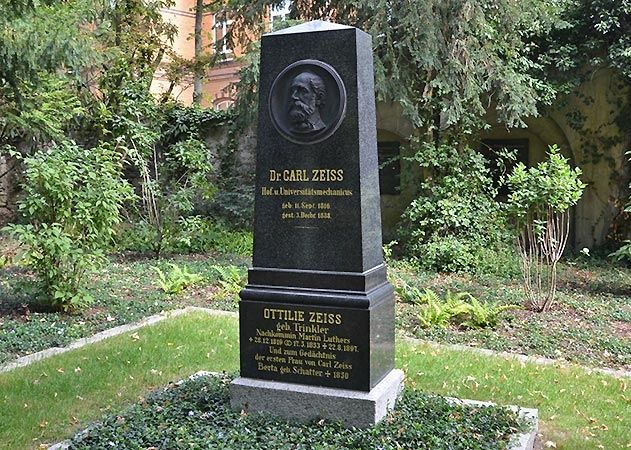 Da der Tag des offenen Denkmals 2016 auf den 200. Geburtstag von Carl Zeiss fällt, ist es geradezu ein Muss, auf diese Denkmale eine weiteren Schwerpunkt zu setzen.