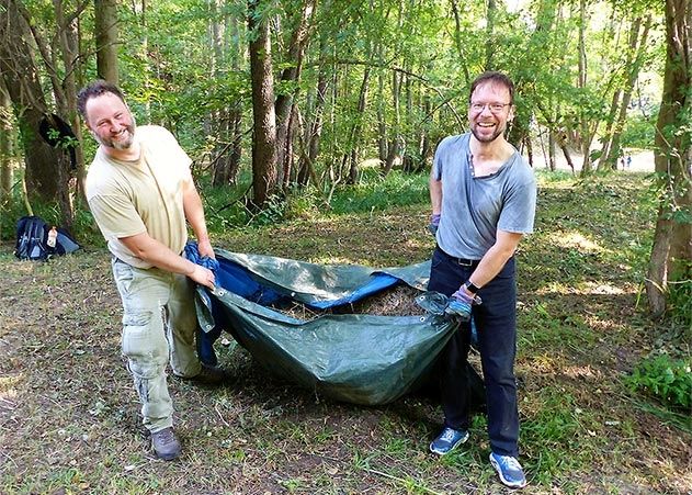 Im vergangenen Jahr: Steffen Frank von den Sielmanns Naturrangern packt zusammen mit OB Thomas Nitzsche (r.) beim Mahd-Abtransport an.