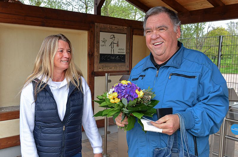 Traditionell bekommt der erste Badegast der Saison einen Blumenstrauß von Simone Kunath, der Leiterin Badbetrieb bei der Jenaer Bäder- und Freizeitgesellschaft, überreicht. In diesem Jahr konnte sich Stammgast Frank Köber über diese Geste freuen.