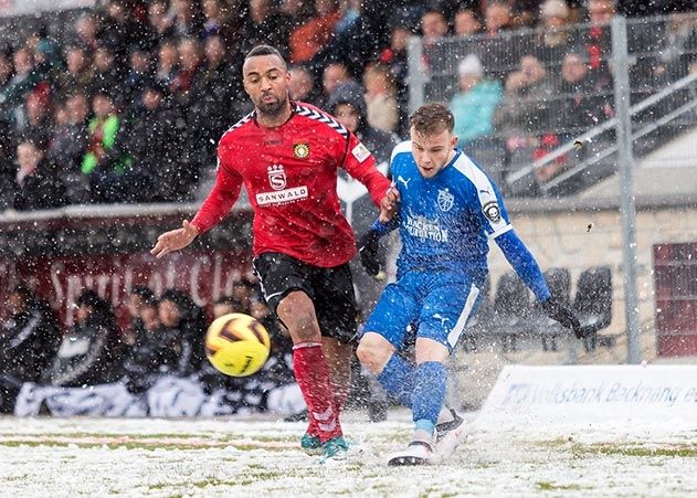 Im dichten Schneetreiben der Jenaer Guillaume Cros (r.) und der Großaspacher Saliou Sané.