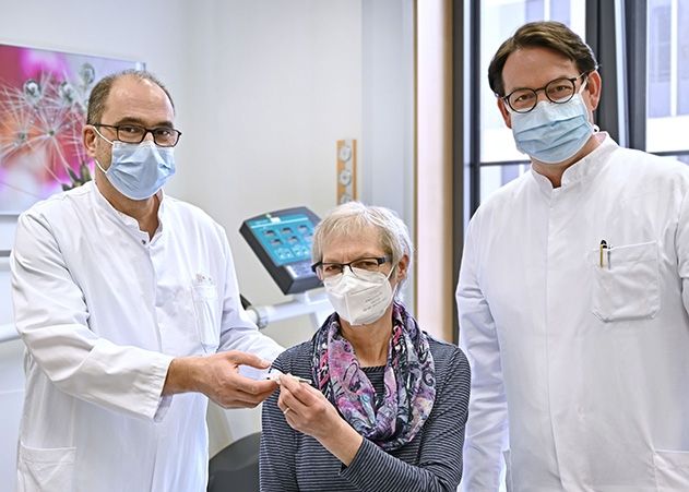 Aufklärung Cholesterinspritze: Oberarzt Prof. Dr. Oliver Weingärtner (links) und Prof. Dr. Christian Schulze (mitte), Direktor der Klinik für Innere Medizin I (Kardiologie) am UKJ, klären Patientin Christel Krüger (rechts) über die Cholesterinspritze auf.