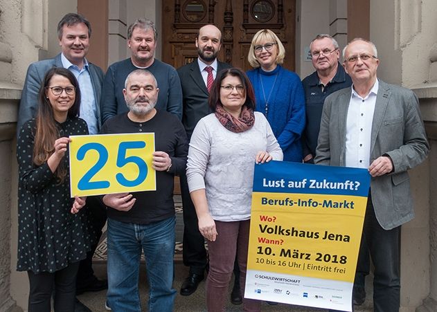 Der Arbeitskreis Schule-Wirtschaft Jena/Saale-Holzland-Kreis lädt zum Be-such des Berufs-Info-Markt ein. V.l. hinten: Dr. Claus Rose, Wolfgang Schakau, Thomas Schran, Gabriele Gördel, Dieter Reuter. V.l. erste Reihe: Caroline Thoß, Bernd Rickmann, Claudia Benkwitz, Richard Brömel.