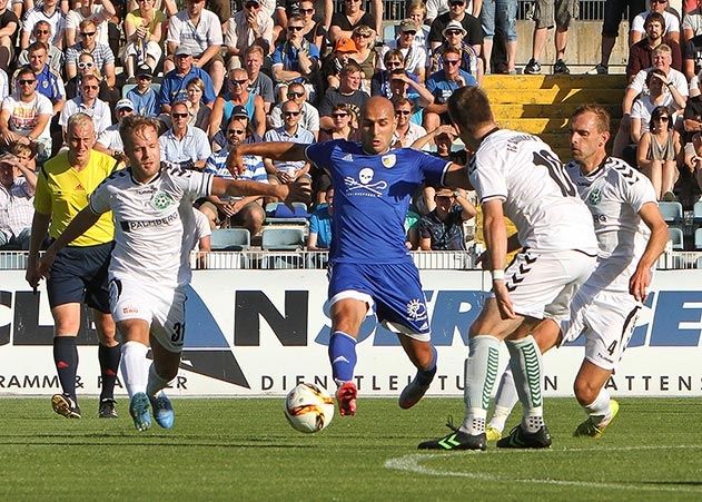 Im Duell: Jenas Velimir Jovanovic und der Schönberger Rico Gladrow.