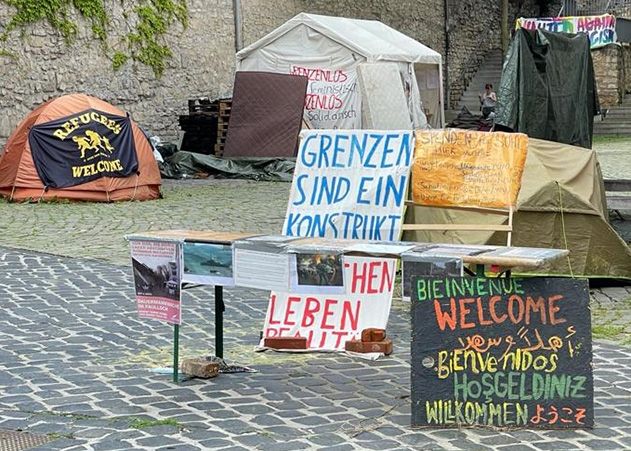 Seit Anfang März 2021 protestiert die Seebrücke Jena mit einer Dauermahnwache gegen die unmenschliche Situation von geflüchteten Menschen an den europäischen Außengrenzen.