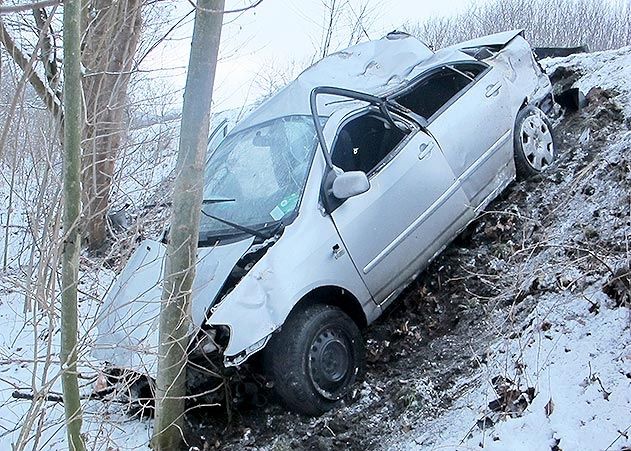 Trotz dieses Unfallhergangs trug der Fahrer glücklicherweise nur leichte Verletzungen davon. Das Auto ist Totalschaden.