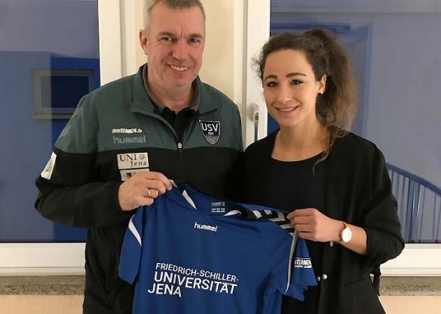 Jenas Cheftrainer Steffen Beck übergibt FF USV-Trikot an Julia Arnold.