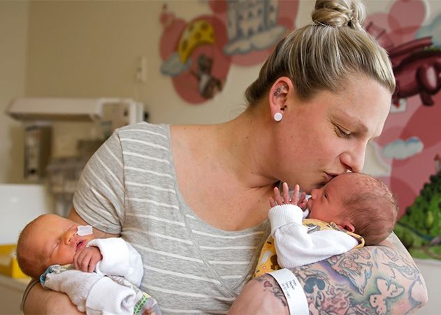 Gleich sechs Zwillingspärchen liegen derzeit auf der Neonatologie. Auch die zwei Mädchen Ida und Hilde gehören dazu. Hier mit ihrer stolzen Mama Tina.