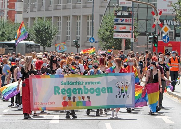 Laut Angaben der Polizei Jena nahmen rund 1.500 Menschen an der diesjährigen CSD-Demo teil.