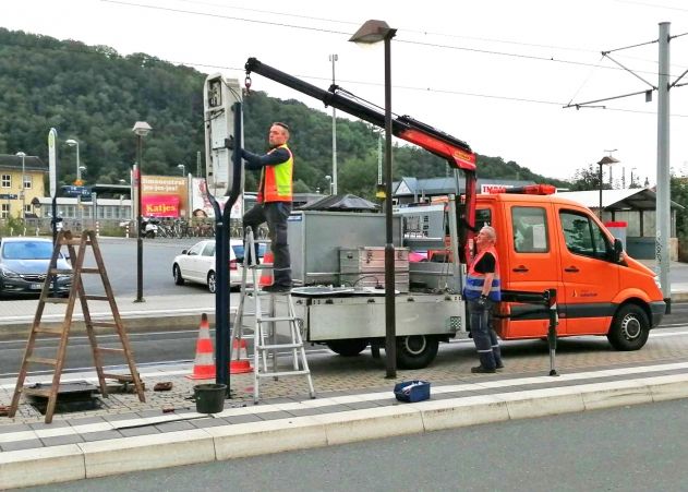 Die zwölf Jahre alten digitalen Haltestellenanzeigen an der Straßenbahnhaltestelle Bahnhof Göschwitz, wurden in dieser Woche demontiert. In wenigen Wochen werden hier durch den Jenaer Nahverkehr sogenannte Dynamische Fahrgastinformationssäulen (DFI) der fünften Generation installiert.