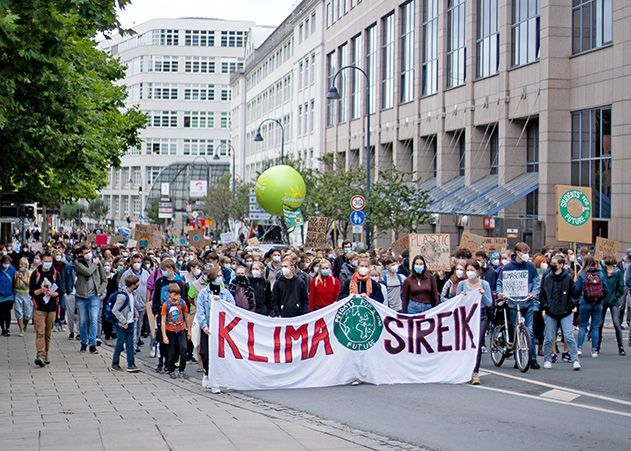Bei einer Klima-Demo in Jena nahmen am Freitagmittag rund 1.500 Demonstranten teil.