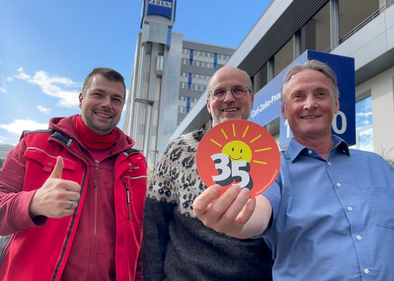 Seit dem 1. Oktober steht die 35 bei ZEISS in Jena: Vertrauensleute der IG Metall feiern die historische Angleichung im 34. Jahr der Deutschen Einheit (v. l. n. r. Michael Luckert, Jan Buchheister, Lars Fischer)