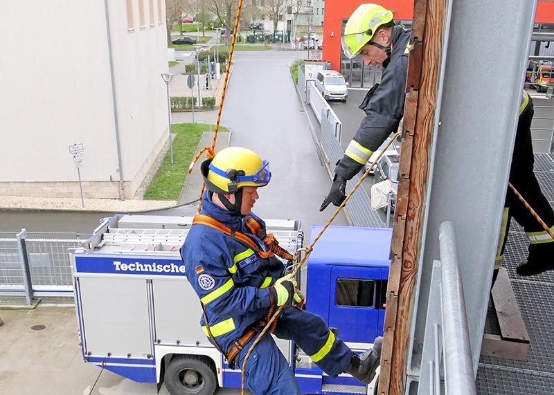 Retten aus Höhen und Tiefen: Martin Grosse vom THW (l.) trainiert unter Anleitung  von Martin Sommer (Berufsfeuerwehr Jena).