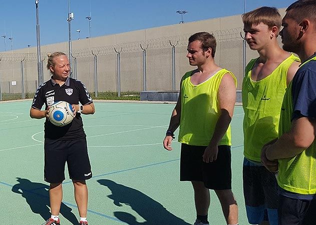 Trainingseinheit mit Insassen: Der FF USV Jena - im Bild Cheftrainerin Katja Greulich - besuchte am Dienstag die Jugendarrestanstalt in Arnstadt.