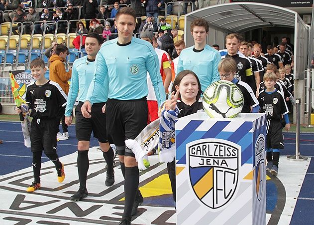 Zum Thüringen-Derby laufen am Sonntag die Teams mit Fans beider Clubs ein.