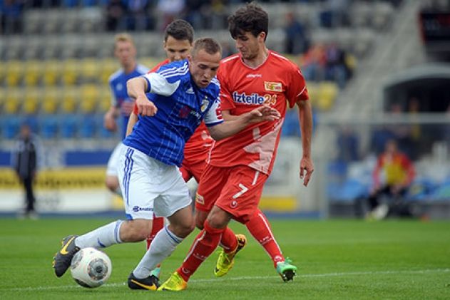 Der Jenaer Florian Giebel (links) gegen den Berliner Tim Oschmann im Spiel FC Carl Zeiss Jena gegen 1. FC Union Berlin II im Ernst-Abbe-Sportfeld.