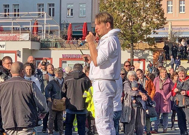 Auf dem Eichplatz in Jena sprach der HNO-Arzt Bodo Schiffmann am Samstag vor etwa 350 Interessierten.