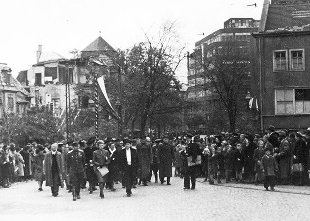 Festumzug zur Wiedereröffnung der Universität Jena am 15. Oktober 1945 vom Volkshaus zum Universitätshauptgebäude (links in sowj. Uniform Wassili Tschuikow, der Chef der Sowjetischen Militäradministration in Thüringen, Mitte mit Zylinder Landespräsident Rudolf Paul).