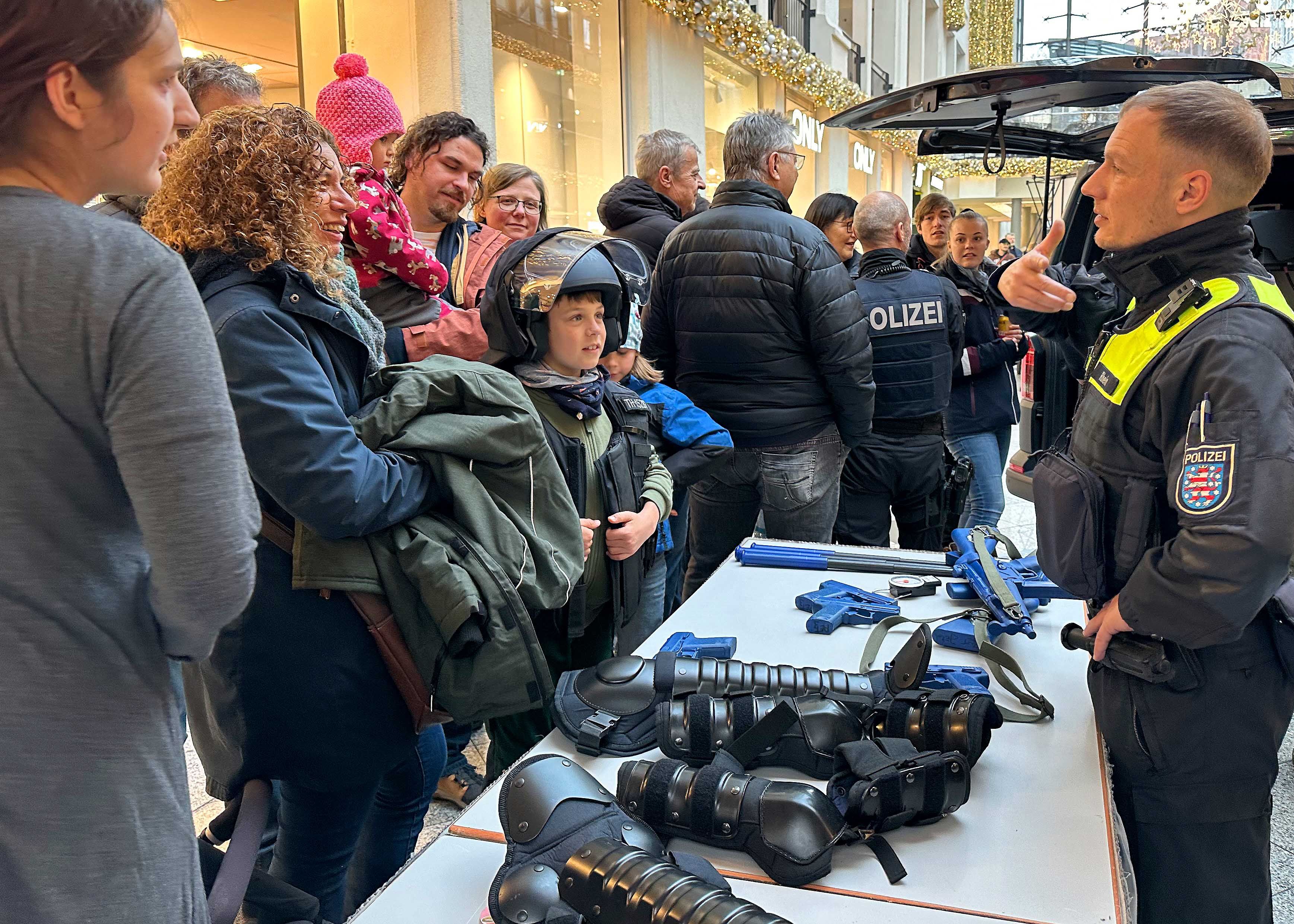 Die Jenaer Polizei war mit einem Großaufgebot ins größte Einkaufszentrum der Stadt angerückt. Sie wollten im Rahmen des Familientages des Centers einen Einblick in ihre tägliche Arbeit geben.
