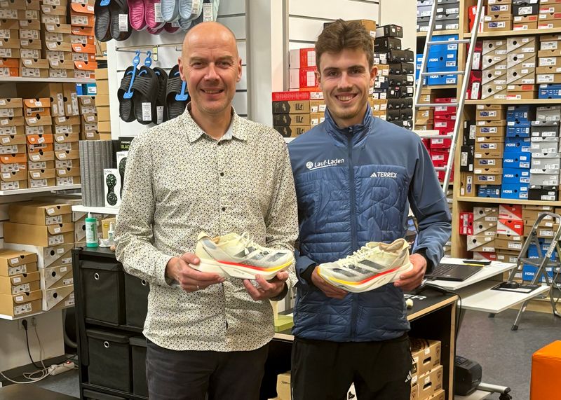 Laufladen-Chef Ralf Janke mit Stammkunde Robin Müller, dem Deutschen Meister über 3.000 m Hindernis bei den Junioren U23.