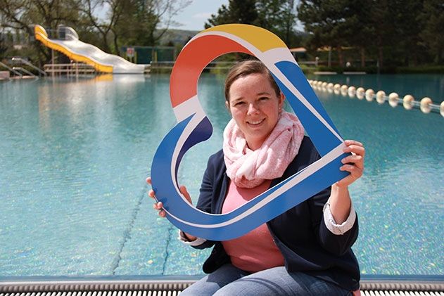 Mit der Eröffnung am Montag auch im Ostbad: das kostenfreie WLAN über die App „MeinJena“. Zu erkennen ist die App am Herzsymbol, das Christina Hentschel von den Stadtwerken Jena zeigt.