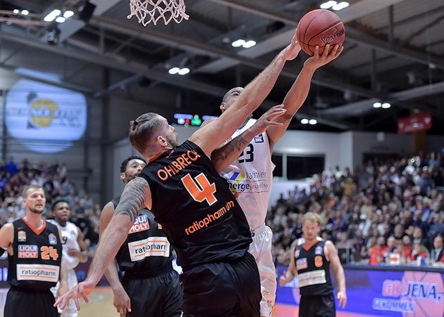 Der Jenaer Immanuel McElroy (rechts) gegen den Ulmer Tim Ohlbrecht im Hinspiel Science City Jena gegen ratiopharm Ulm in der Jenaer Sparkassen Arena.