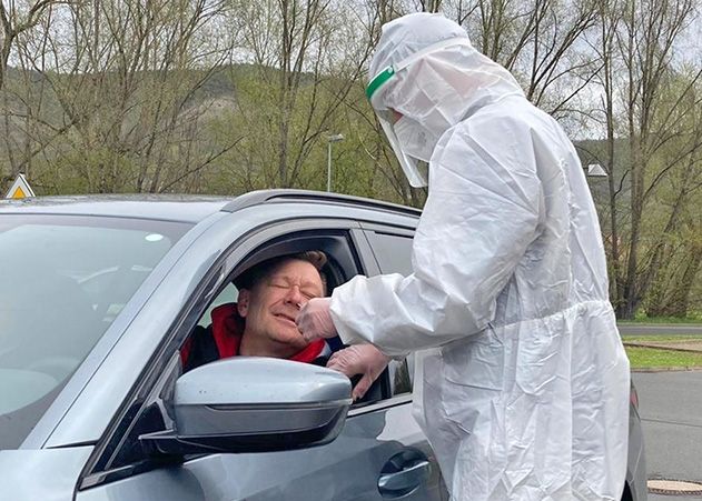 Bequem mit dem Auto: Corona-Schnelltest am Burgaupark in Jena.
