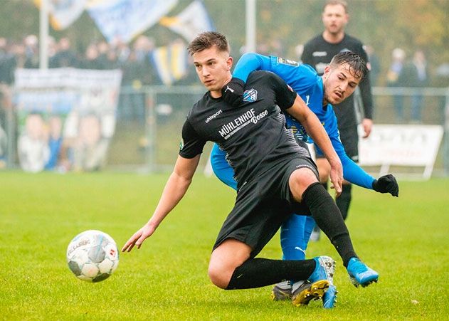 Mit großer Mühe kämpft sich der FC Carl Zeiss Jena ins Halbfinale des Thüringen Pokals. Hier im Zweikampf Daniele Gabriele (FC Carl Zeiss Jena) gegen Eric Stelzer (FC An der Fahner Höhe).