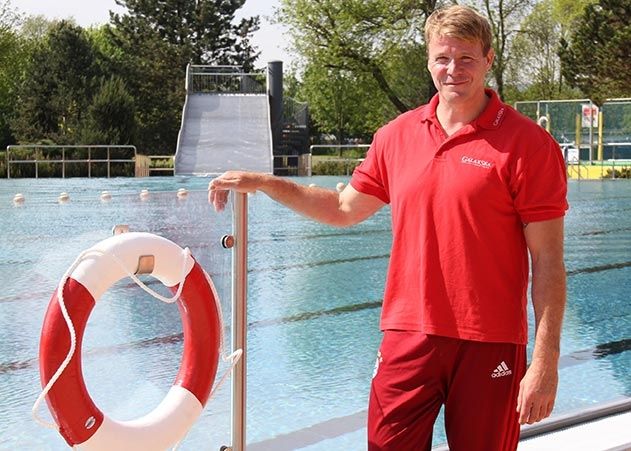 Schwimmmeister vom Ostbad Roberto Rödger freut sich auf den Start in die Freibadsaison 2016.