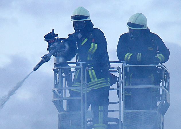 Feuerwehr im Großeinsatz: In der Kartonfabrik in Porstendorf sind größere Mengen Papier in Flammen aufgegangen.