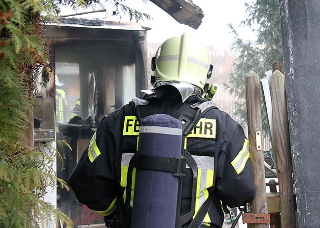 Aus bisher ungeklärter Ursache ist in Jena eine Gartenlaube in Brand geraten.