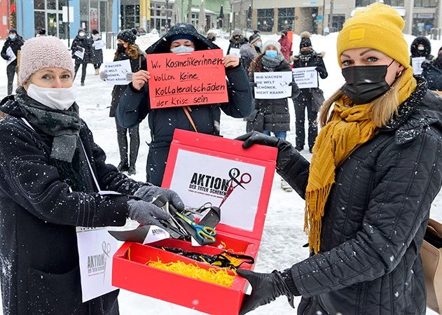 Das Kosmetikerhandwerk ist ebenso betroffen, zeigen die drei Kosmetikerinnen Angela Rochelmeyer (li.), Katrin Schröder (Mitte dahinter Uta Gierschke mit Schild).