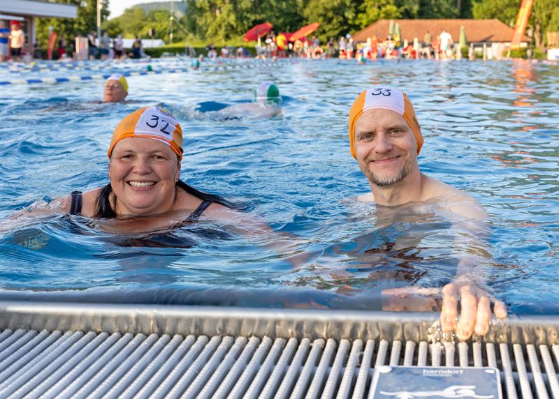 Katharina und Marcel Freiberg machten das 12-Stunden-Schwimmen zum Familienevent. Auch ihre zwei Kinder Emily und Julia gingen mit an den Start.